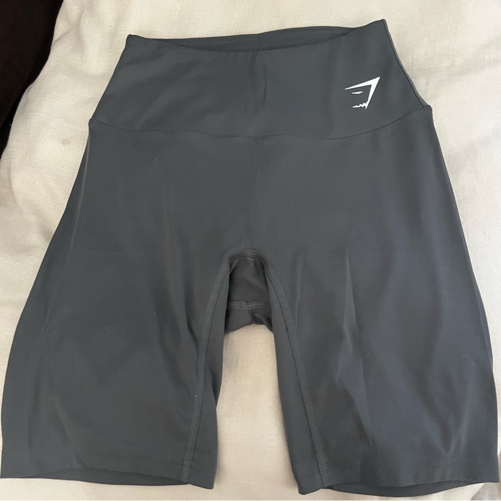 GYMSHARK- Gray gym shorts